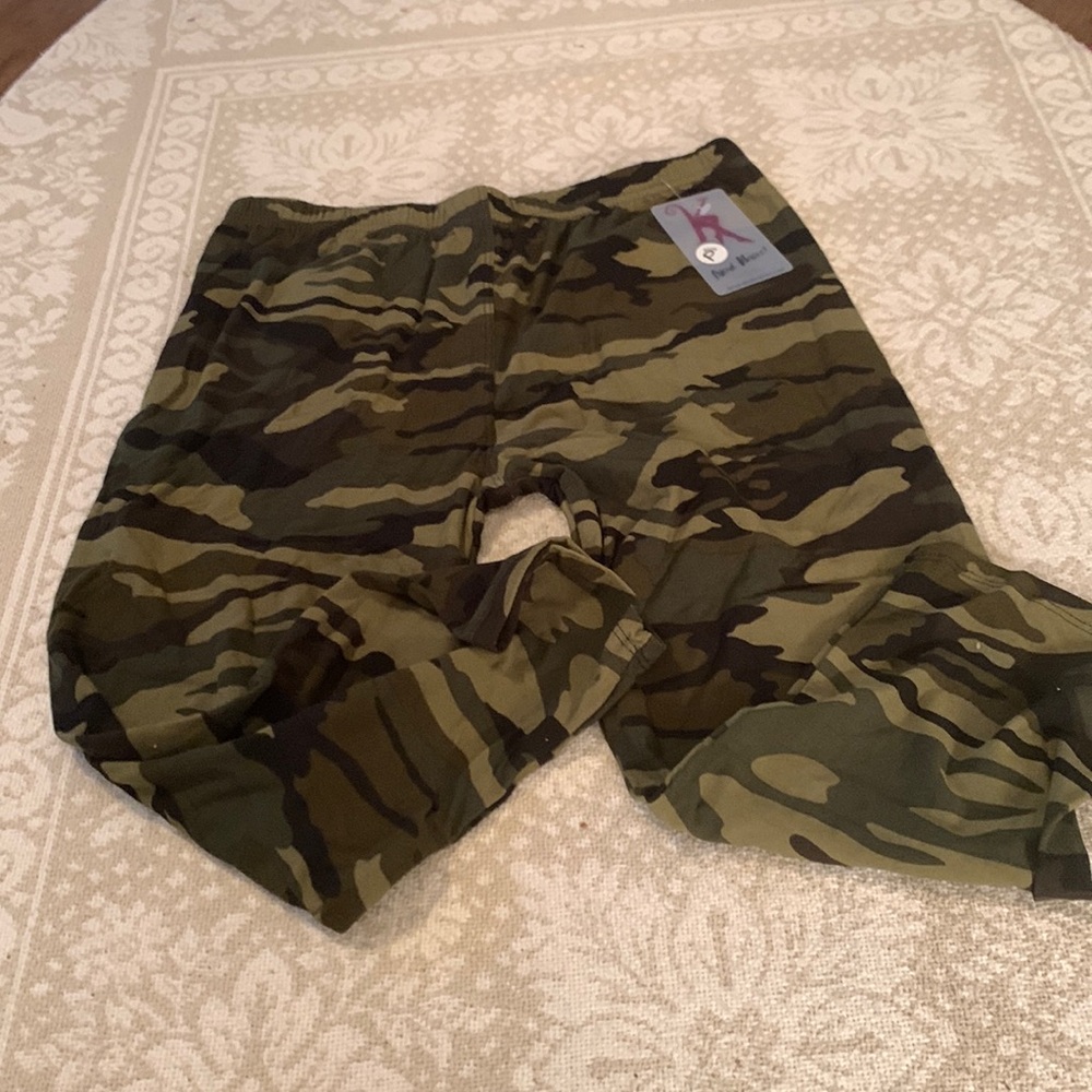 Plushkins “Cover Me” Capri Leggings